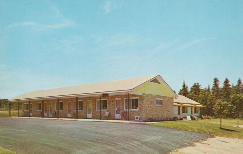 Carlsons Motel (Douds Motel) - Vintage Postcard (newer photo)